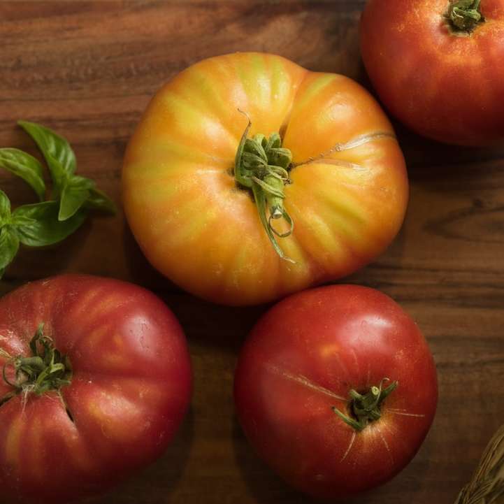 fyra röda och gula tomatfrukter glidande pussel online