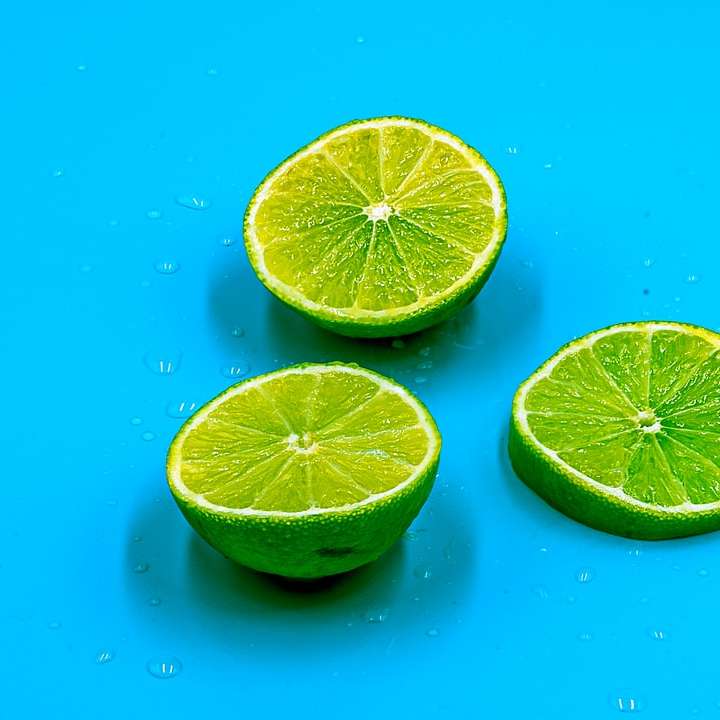 limone a fette sulla superficie blu puzzle online