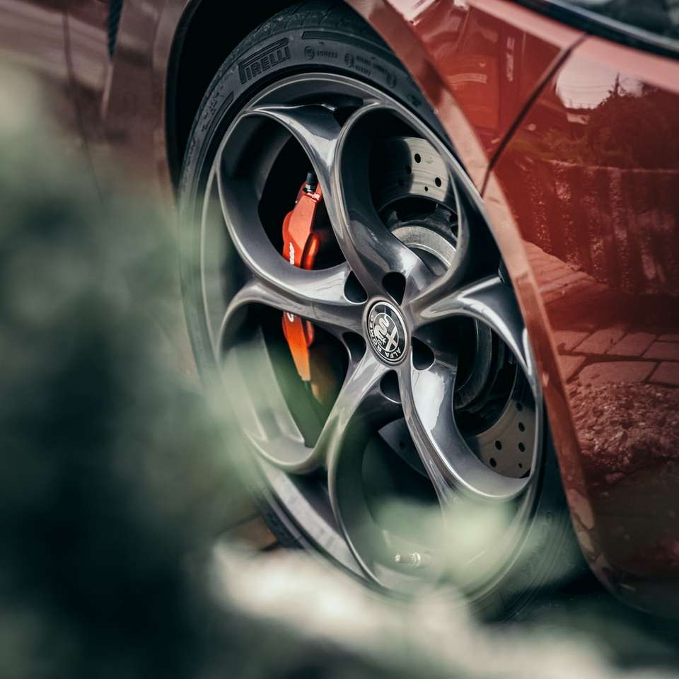 rueda de coche roja y plateada puzzle deslizante online