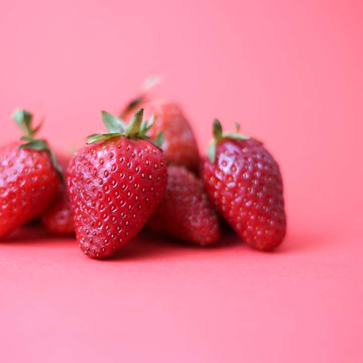 rote Erdbeeren auf rosa Oberfläche Schiebepuzzle online