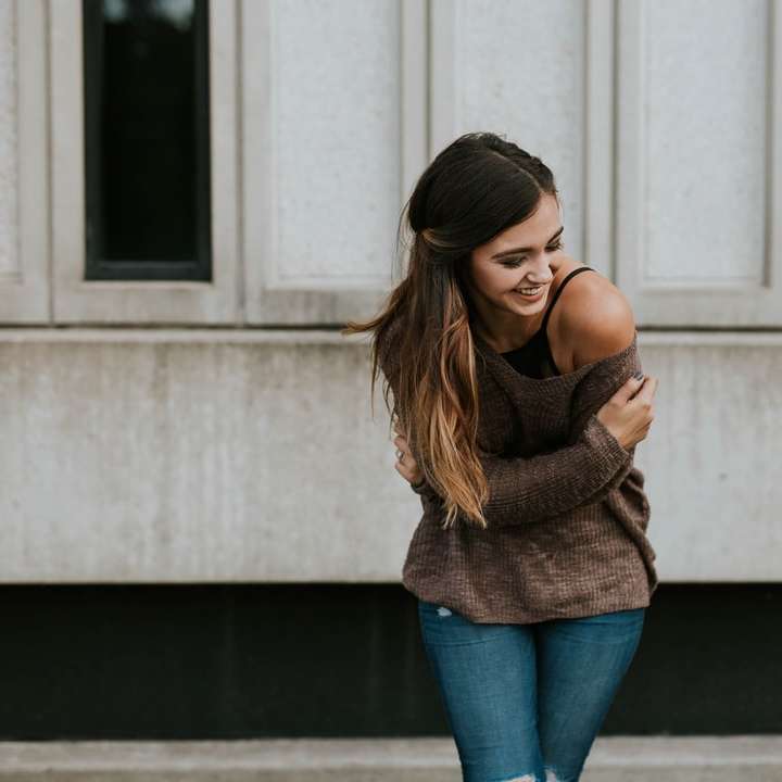Kobieta w swetrze z odkrytymi ramionami puzzle przesuwne online