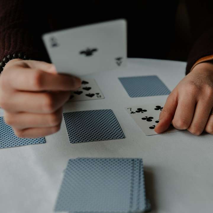 Jugando a las cartas puzzle deslizante online