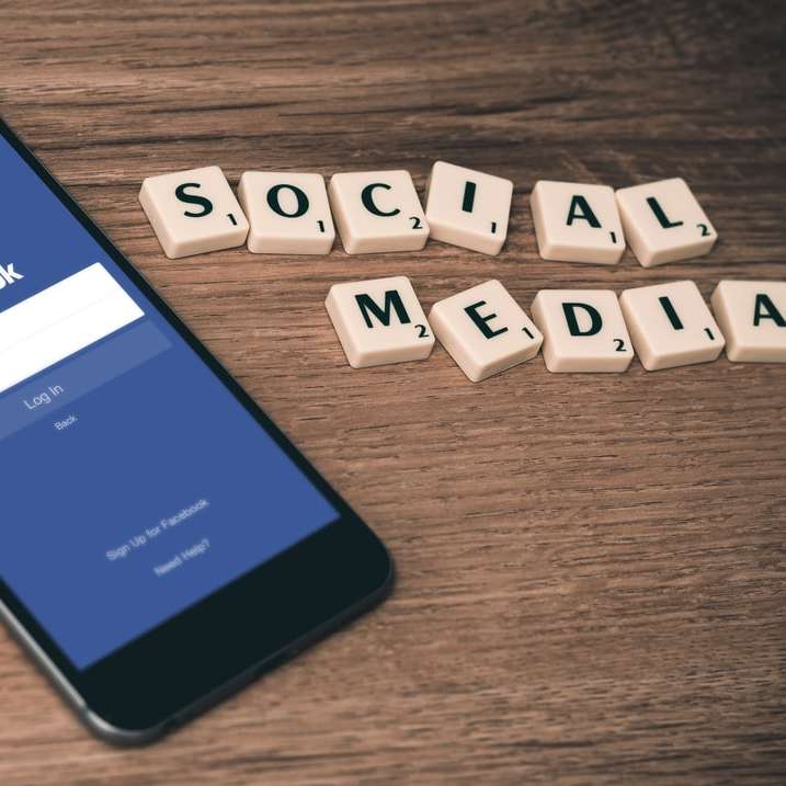 Media społecznościowe Facebook puzzle przesuwne online
