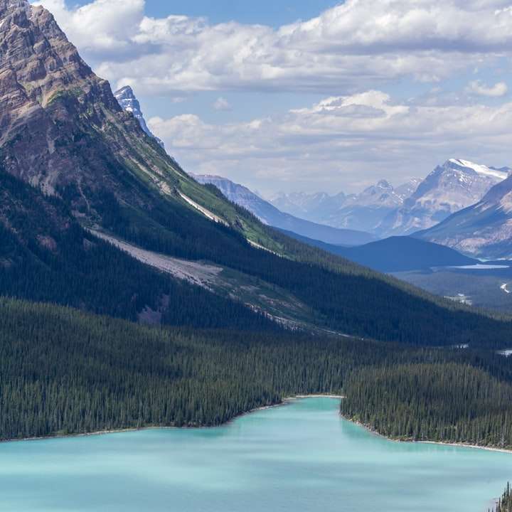 Lazurowe jezioro w wysokich górach puzzle przesuwne online