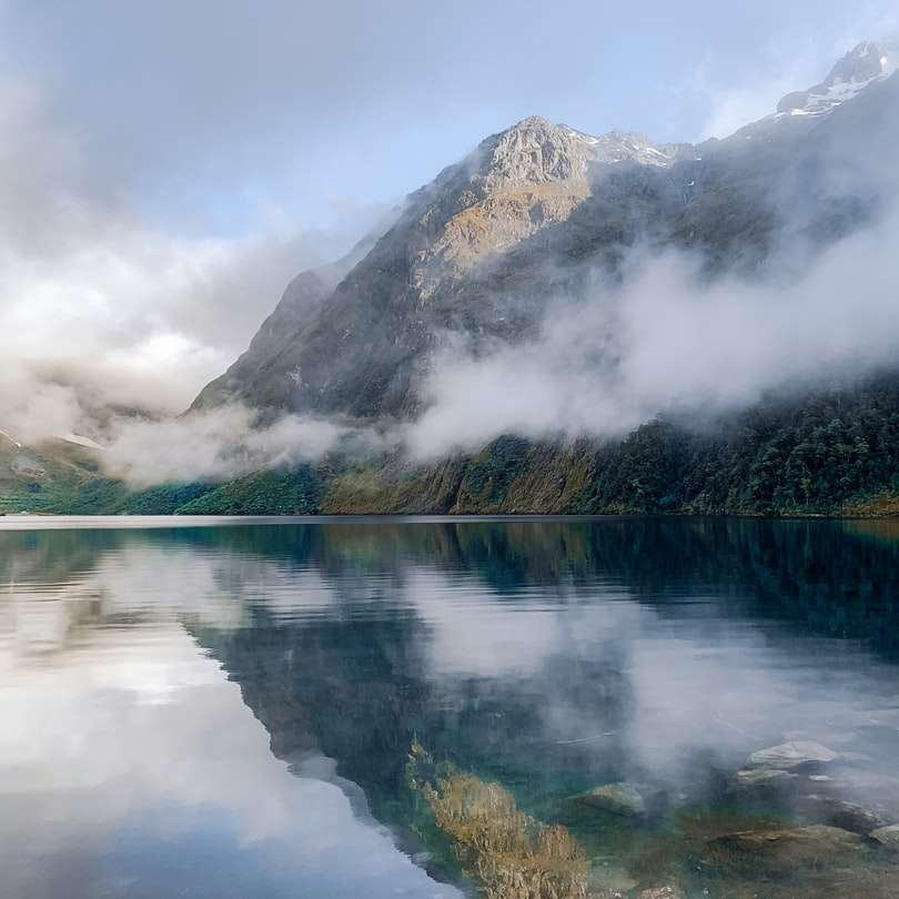 Lago Marian em uma manhã nublada puzzle online