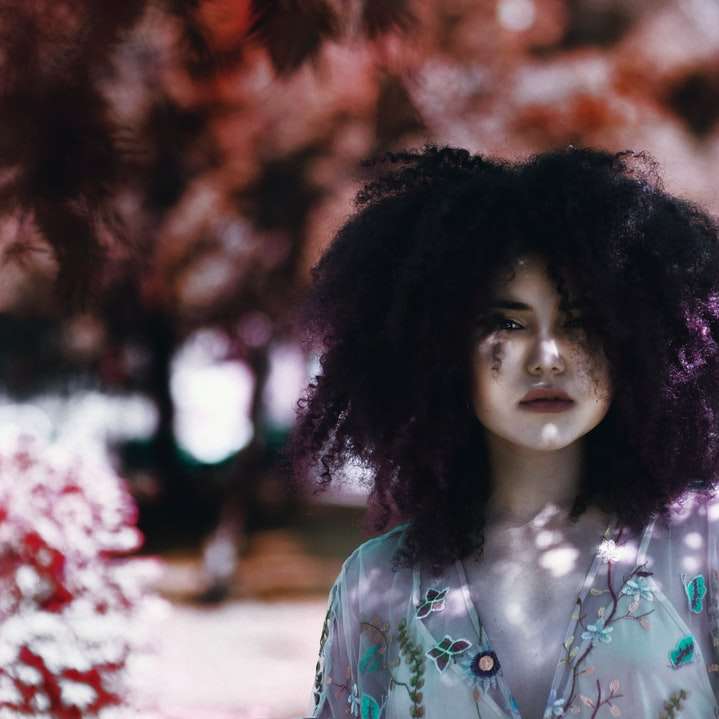 Жена с лилава къдрава коса онлайн пъзел