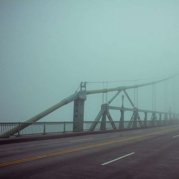 ponte suspensa coberta de neblina puzzle online