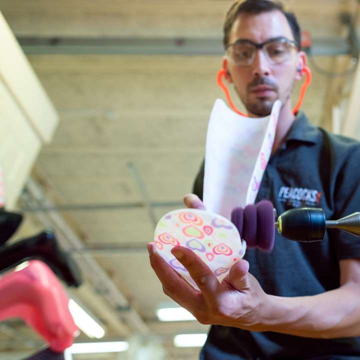 Мужчина-инженер-техник-ортопед изготавливает индивидуальную шину для ног онлайн-пазл