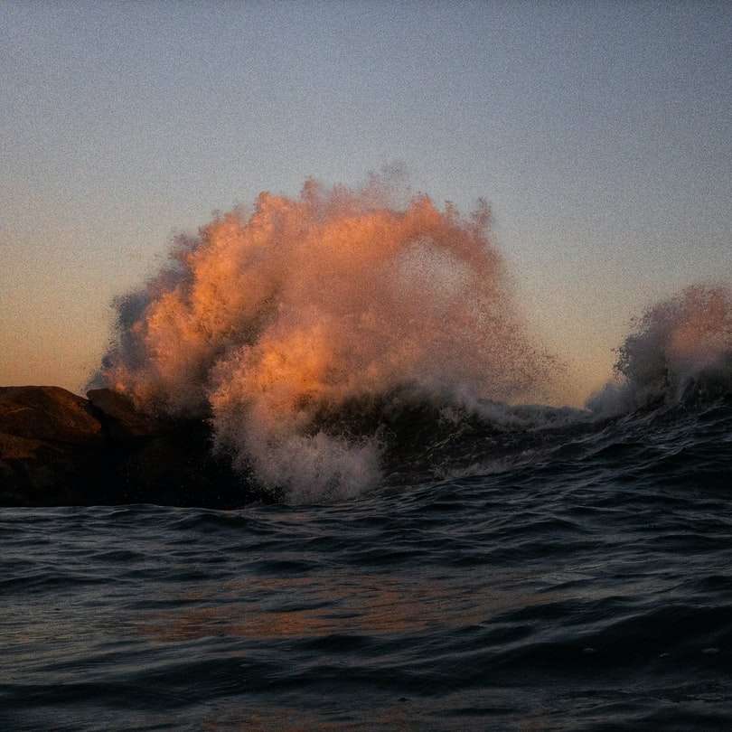 Вълни се разбиват по време на Златния час. плъзгащ се пъзел онлайн