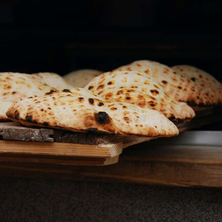 taca z jedzeniem na powierzchni drewnianej puzzle przesuwne online