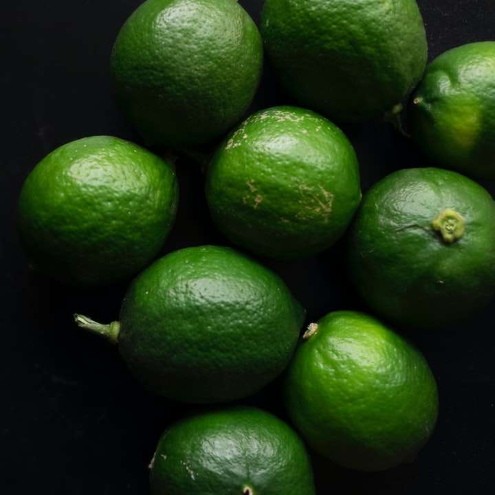 黒の背景に緑のレモン スライディングパズル・オンライン