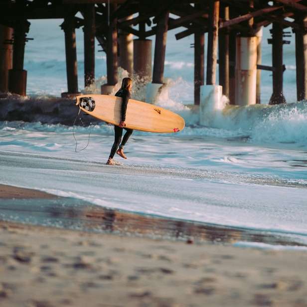 Surfer alergând după valuri alunecare puzzle online