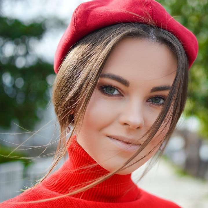 detailní fotografie ženy na sobě červenou čepici online puzzle