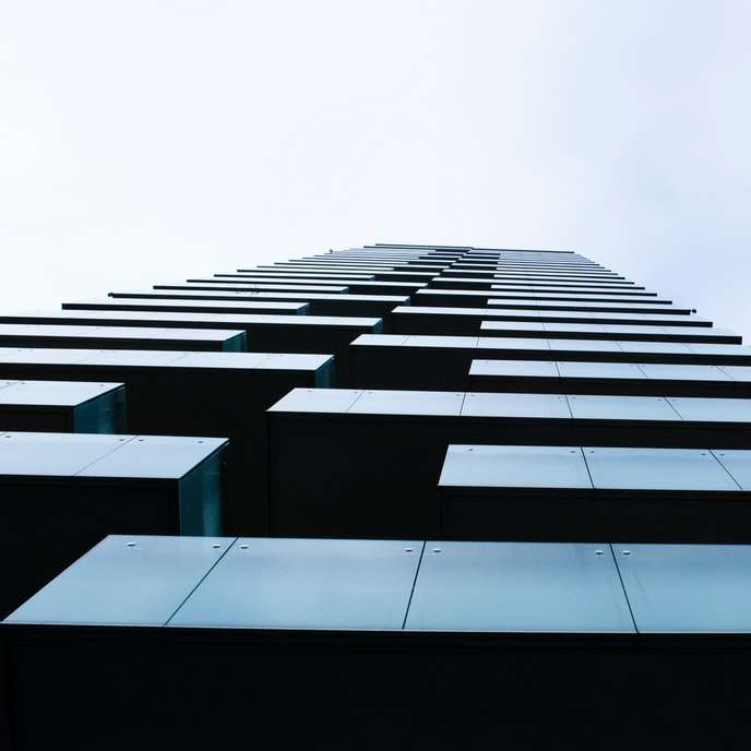 edificio negro de gran altura puzzle deslizante online
