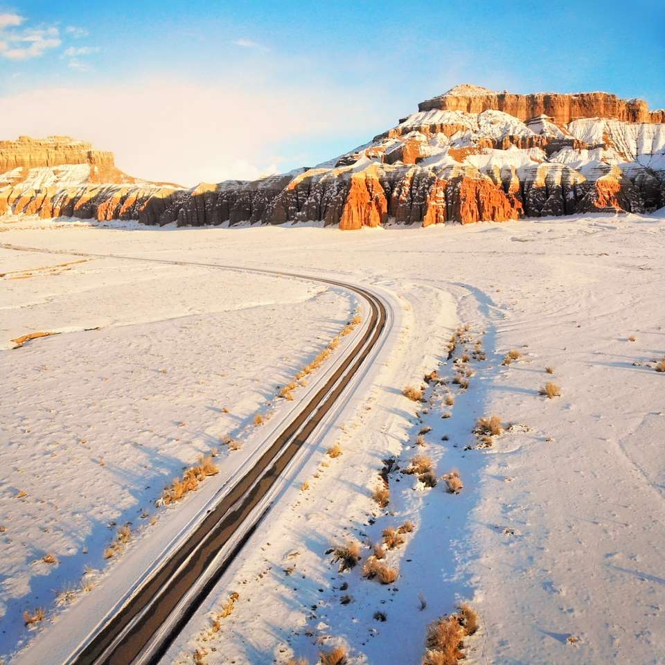 Cena de inverno nevado em Utah no San Rafael Swell puzzle deslizante online