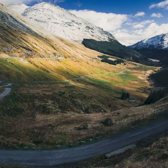 estrada superior cinza com montanha rochosa durante o dia puzzle online