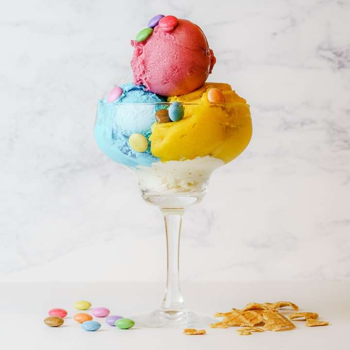 さくらんぼをのせたアイスクリーム オンラインパズル