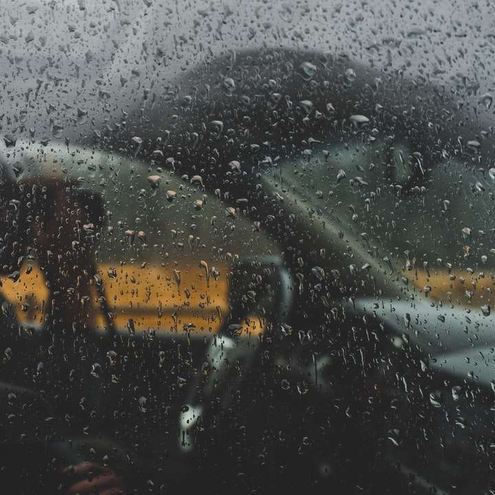 Человек в бортовом автомобиле в дождливый день онлайн-пазл