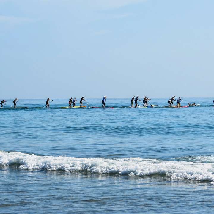 хора на плажа през деня онлайн пъзел