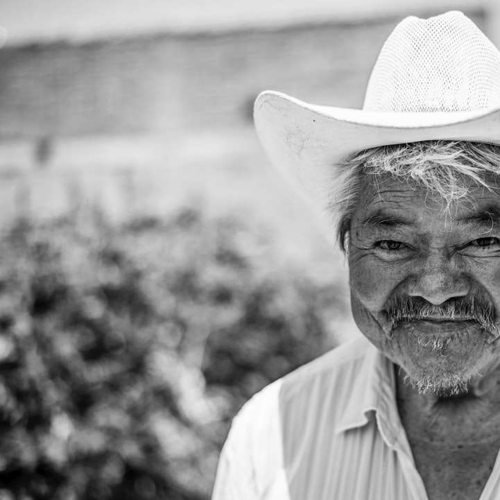 starszy mężczyzna w kowbojskim kapeluszu puzzle przesuwne online