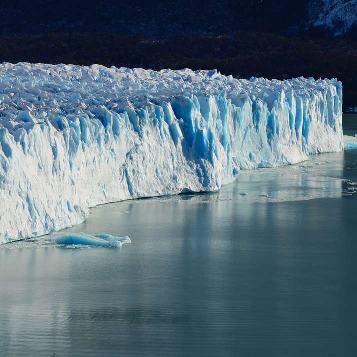 scogliera di ghiaccio vicino al corpo d'acqua puzzle scorrevole online