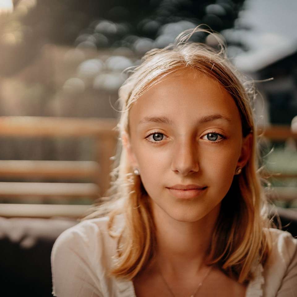 Portret de fată tânără puzzle online