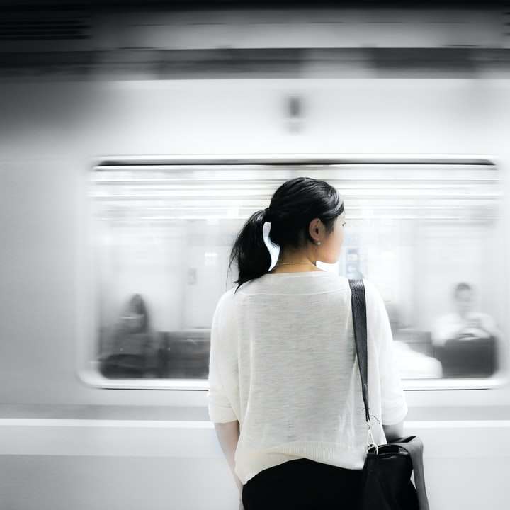 Femme dans une station de métro puzzle coulissant en ligne