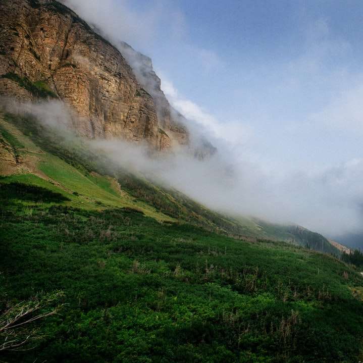 Blick auf Hügel mit Nebel Schiebepuzzle online