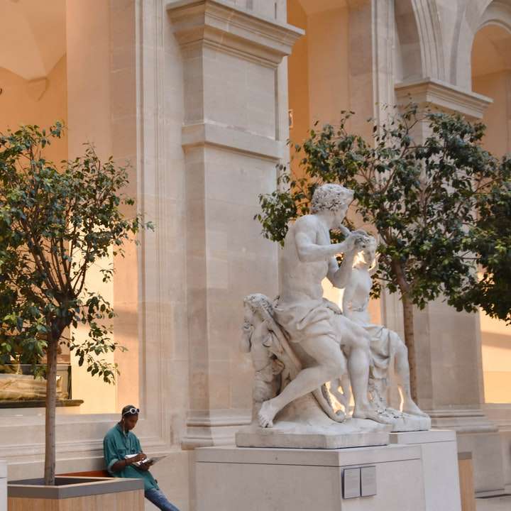 Muzeum Louvre, Paříž posuvné puzzle online