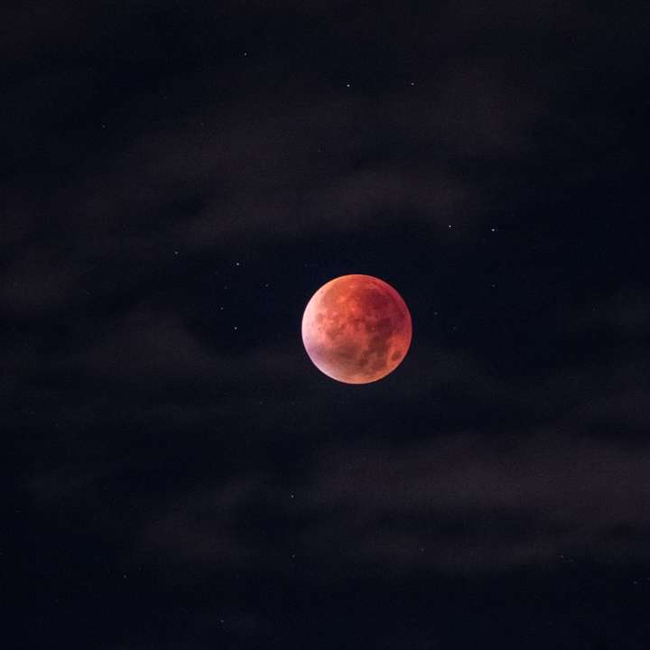φεγγάρι αίματος κατά τη διάρκεια της νύχτας συρόμενο παζλ online