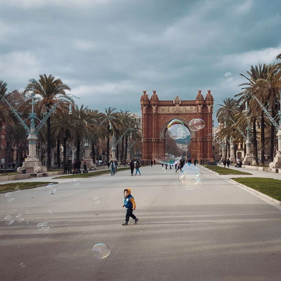 Uma criança brincando com bolhas em Barcelona ?? puzzle deslizante online
