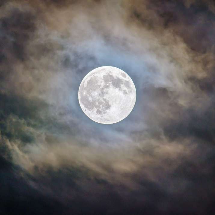 Vollmond und graue Wolken während der Nacht Schiebepuzzle online