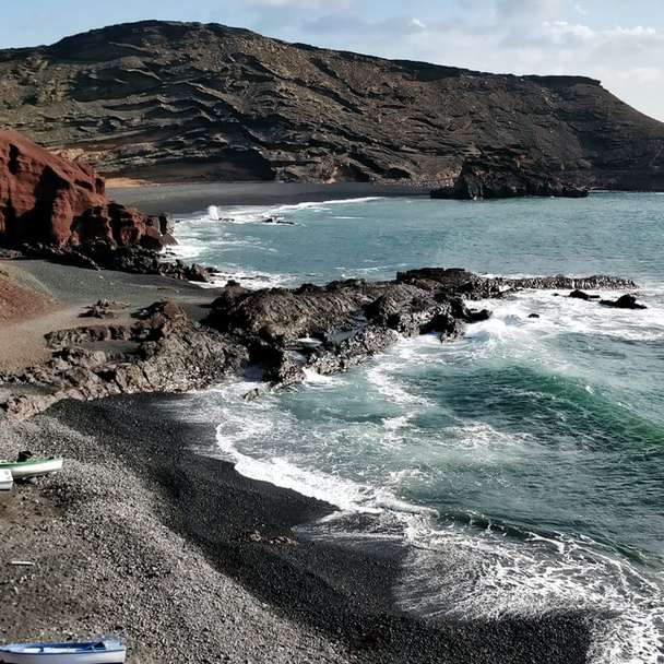 biało-niebieski kajak obok plaży puzzle przesuwne online