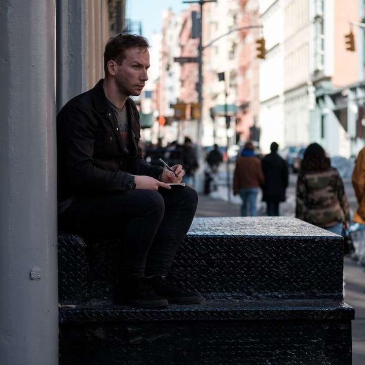 muž sedící na žebříku online puzzle