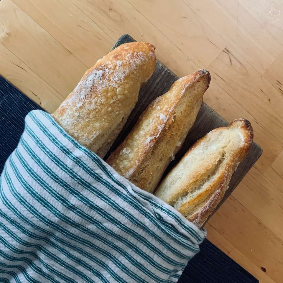 Čerstvě připravený kváskový chléb posuvné puzzle online