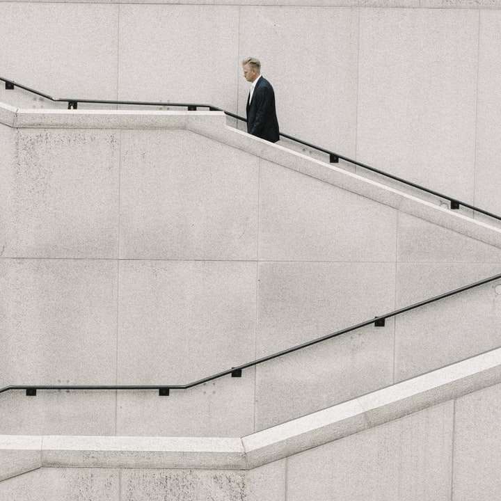 człowiek idący po schodach puzzle online