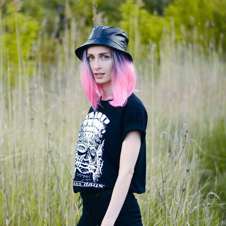 Lány rózsaszín haj online puzzle