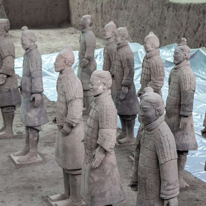 ludzie w brązowych szatach stojących na brązowym piasku w ciągu dnia puzzle online