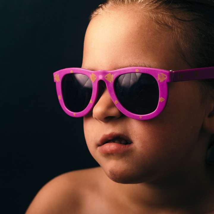 Super dítě se slunečními brýlemi posuvné puzzle online