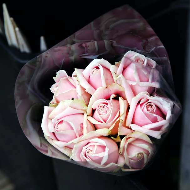 Букет от розова роза онлайн пъзел