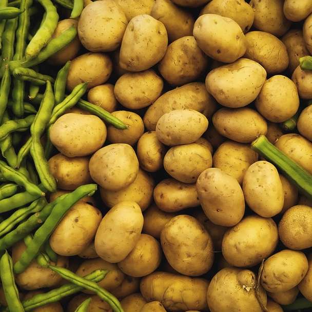braune Kartoffeln, umgeben von grünen Bohnen Online-Puzzle