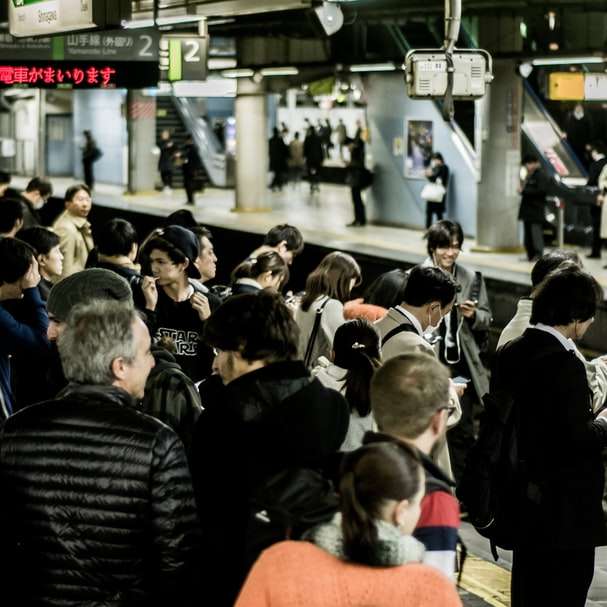 άτομα που περιμένουν τρένο συρόμενο παζλ online