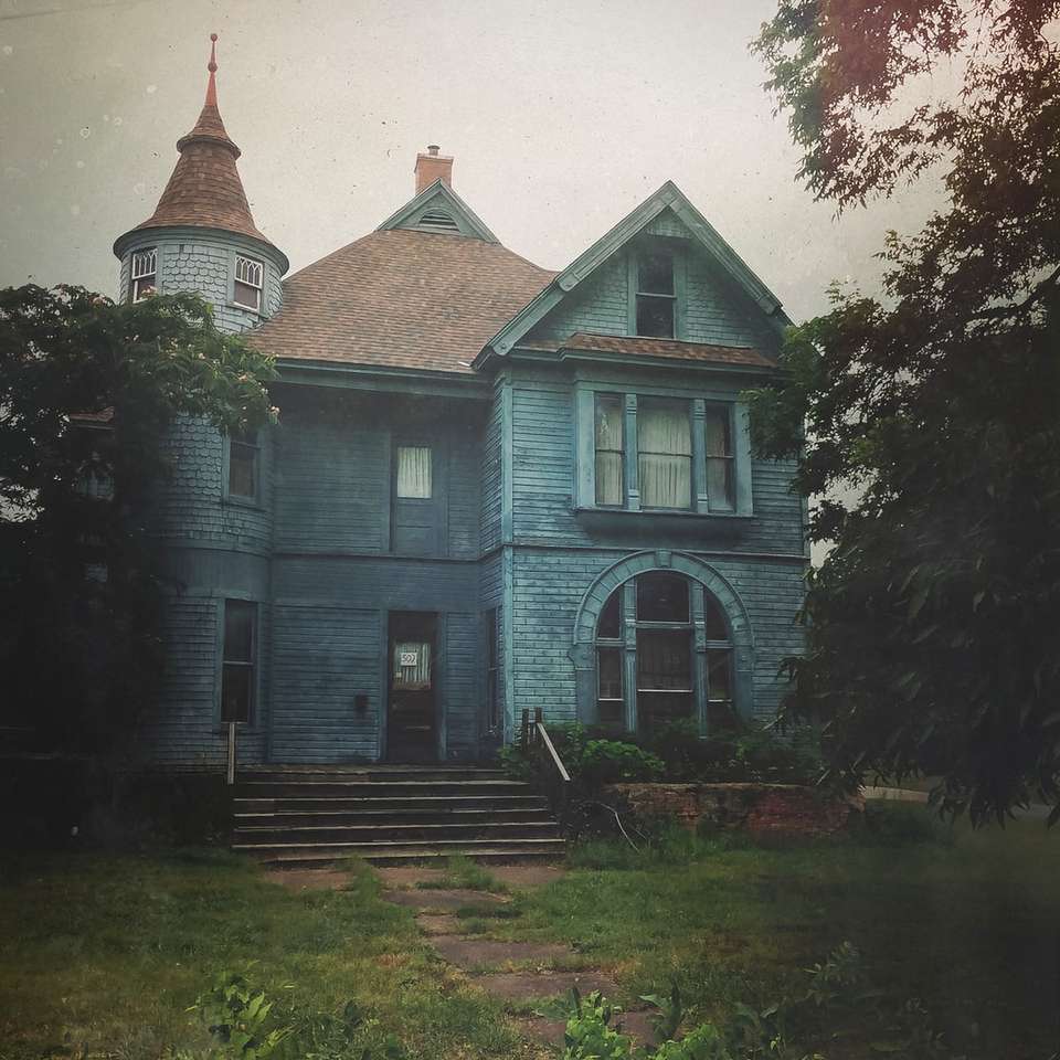Une vieille maison hantée bleue puzzle en ligne