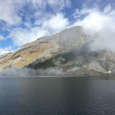Montañas en el lago puzzle deslizante online