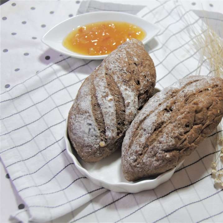 καφέ μπισκότα σε λευκό κεραμικό πιάτο online παζλ
