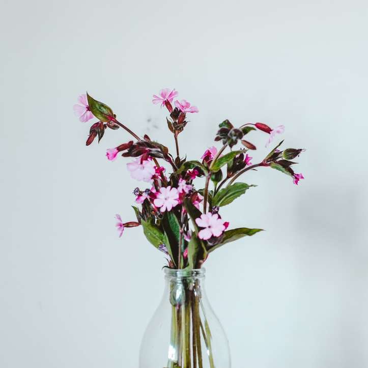 fleurs roses dans un vase en verre clair puzzle en ligne