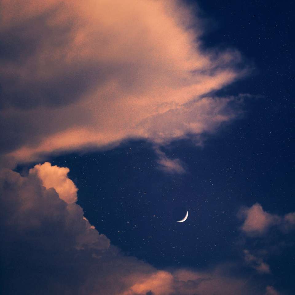 полная луна покрыта облаками онлайн-пазл