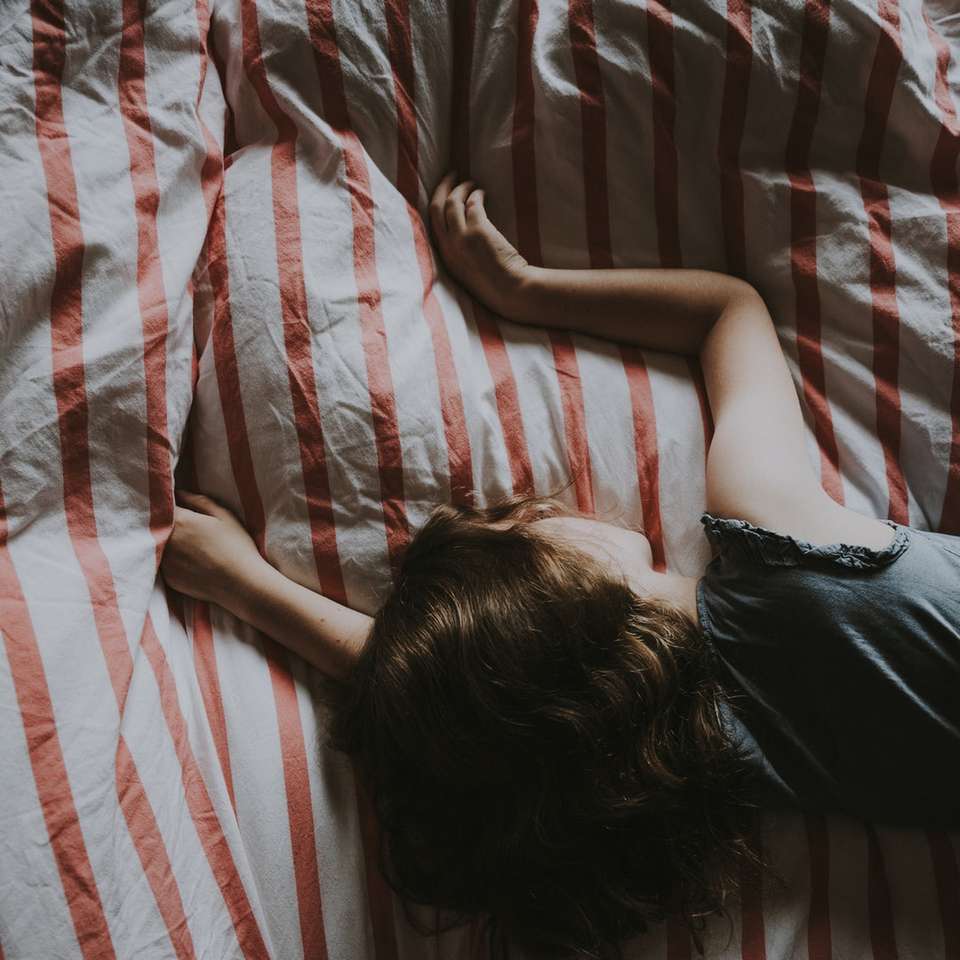 Девушка спит на кровати онлайн-пазл