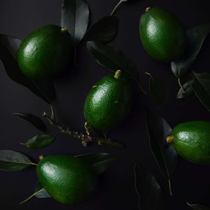 zelené kulaté ovoce na stromě posuvné puzzle online
