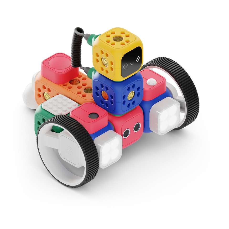 Um pequeno robô de brinquedo puzzle deslizante online